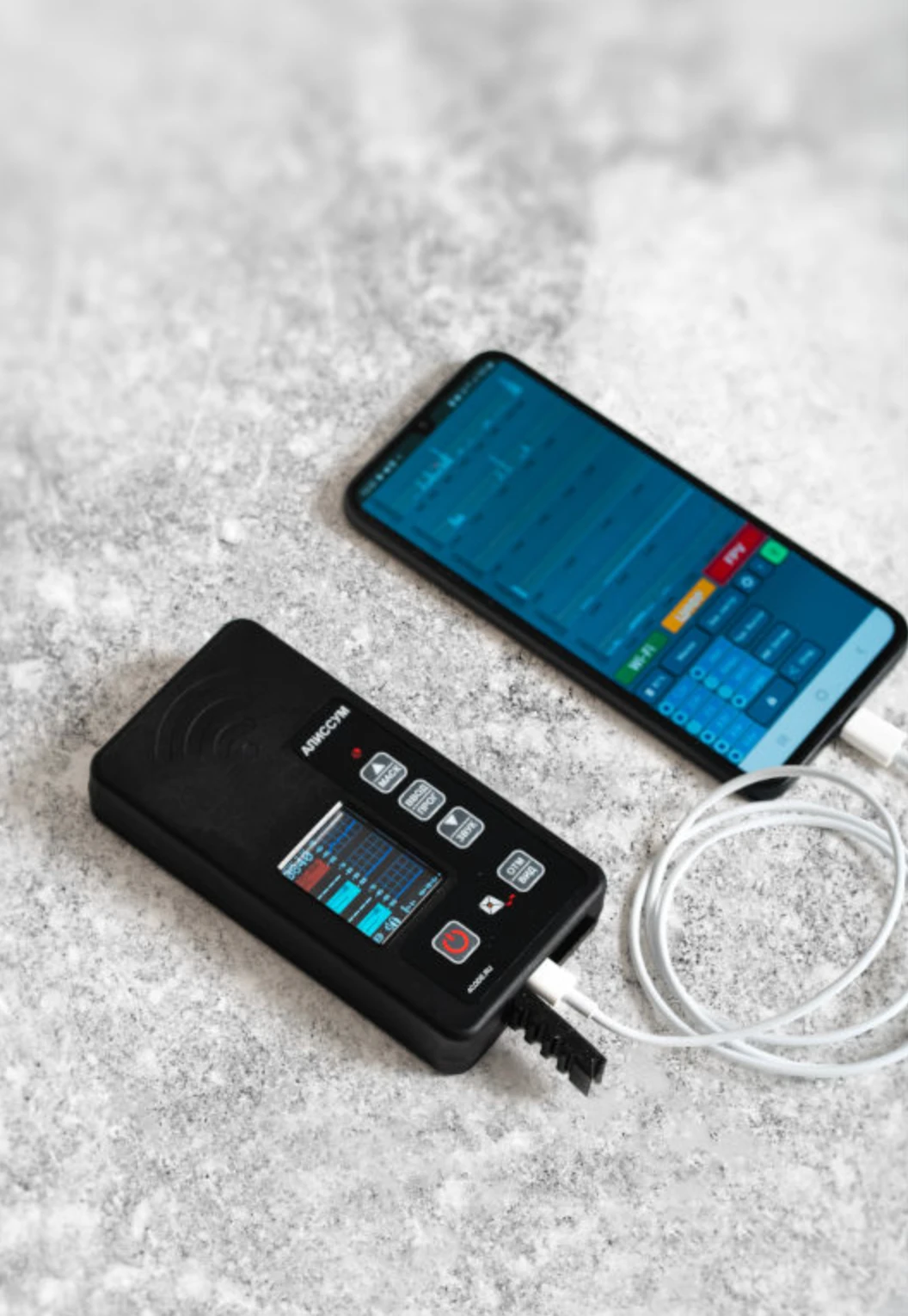 Детектор БПЛА «Алиссум-8», подключённый кабелем USB к смартфону с приложением радиомониторинга